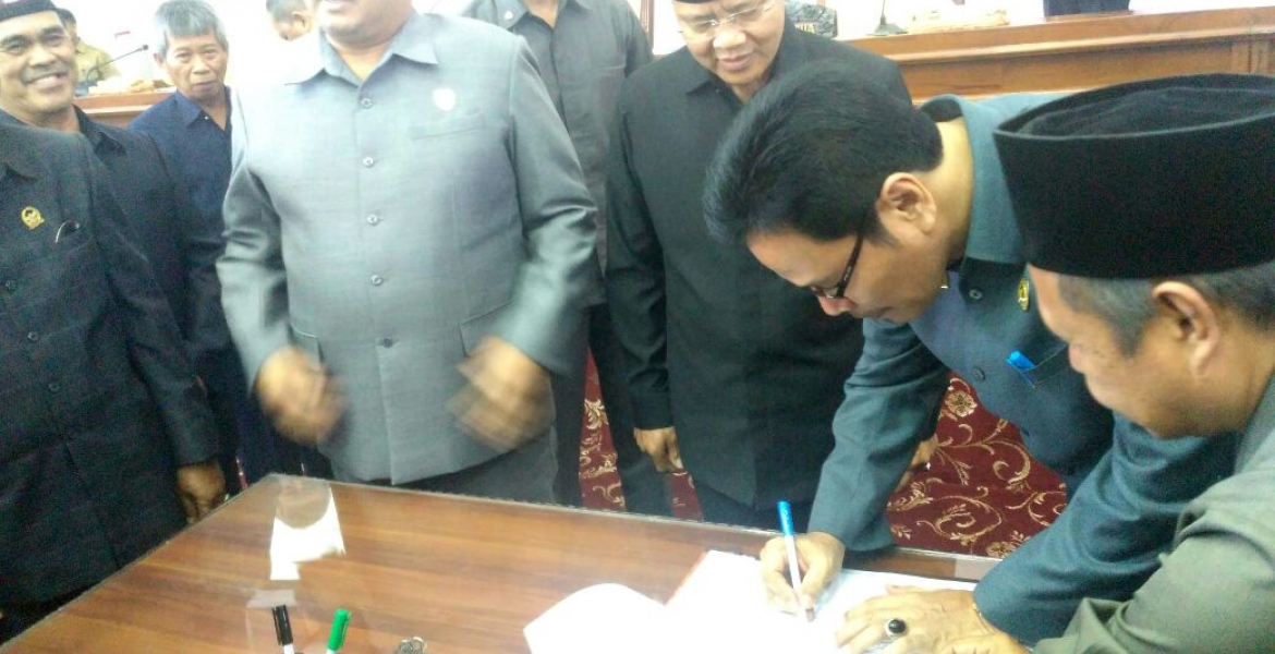 Penandatanganan hasil rapat paripurna