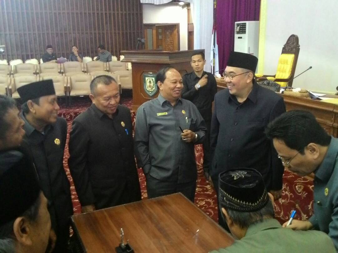 enandatangan hasil paripurna oleh unsur pimpinan DPRD Provinsi Bengkulu dan Gubernur, disaksikan ketua-ketua komisi dan fraksi