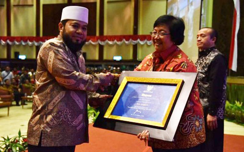 Walikota Helmi Hasan menerima penghargaan Adipura dalam bentuk sertifikat dari Menteri Lingkungan Hidup dan Kehutanan Republik Indonesia Siti Nurbaya