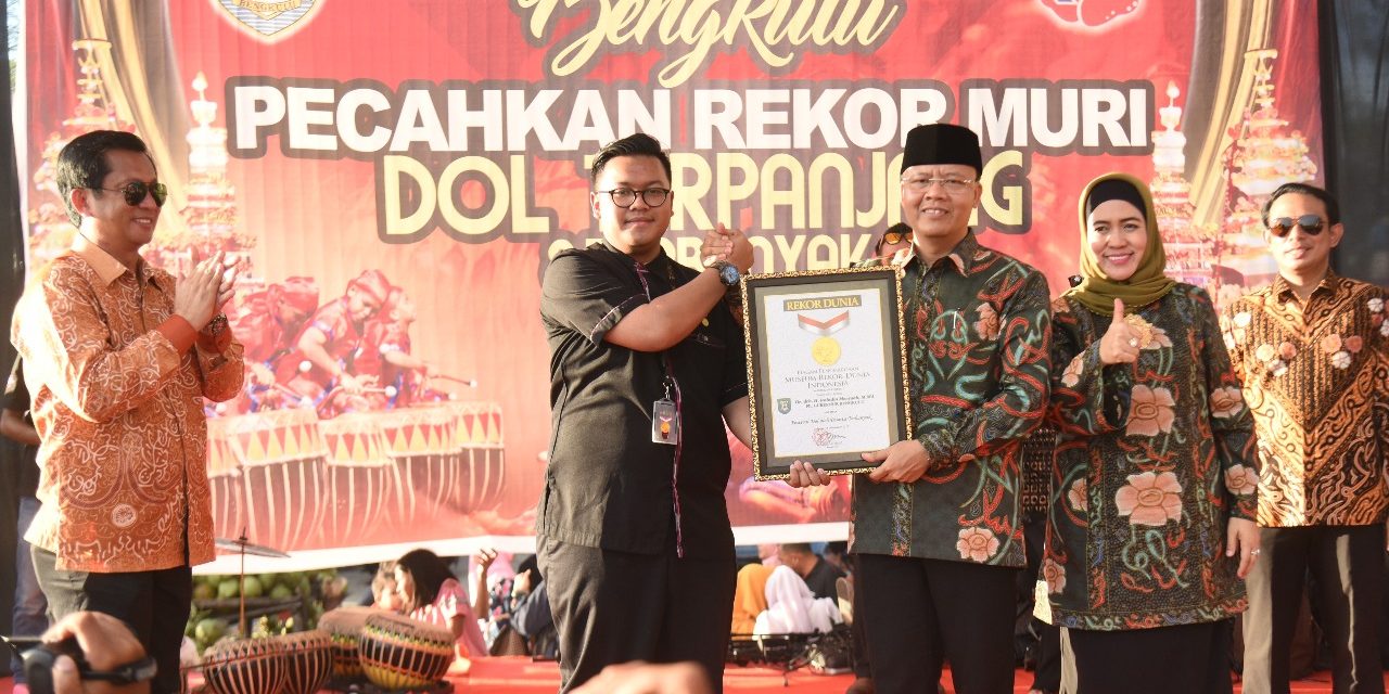 Plt Gubernur Bengkulu dan Salah Satu Juri Berphoto  Saat Penyerahan Tanda Rekor Dunia 