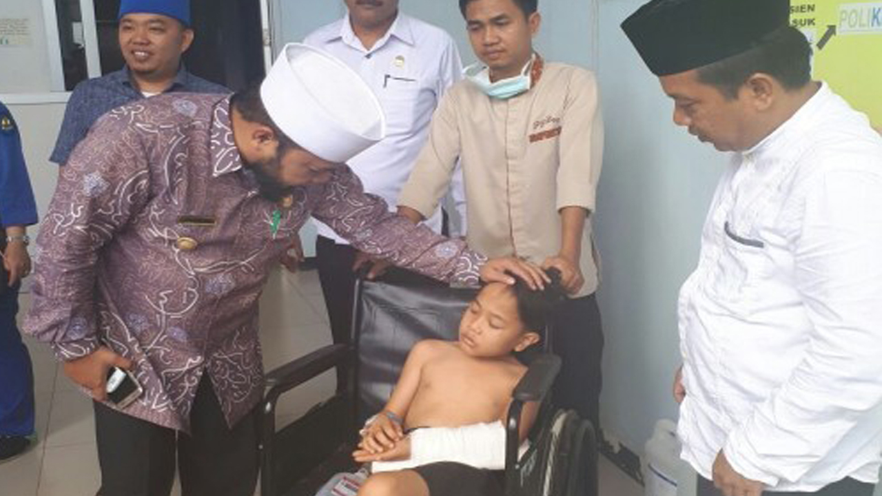 Walikota Bengkulu Helmi Hasan mengantarkan keberangkatan buah hati Helda dan Abadi ini dari RS. M. Yunus Bengkulu