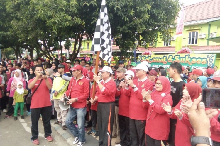 Asisten I Melepas Peserta Jalan Santai