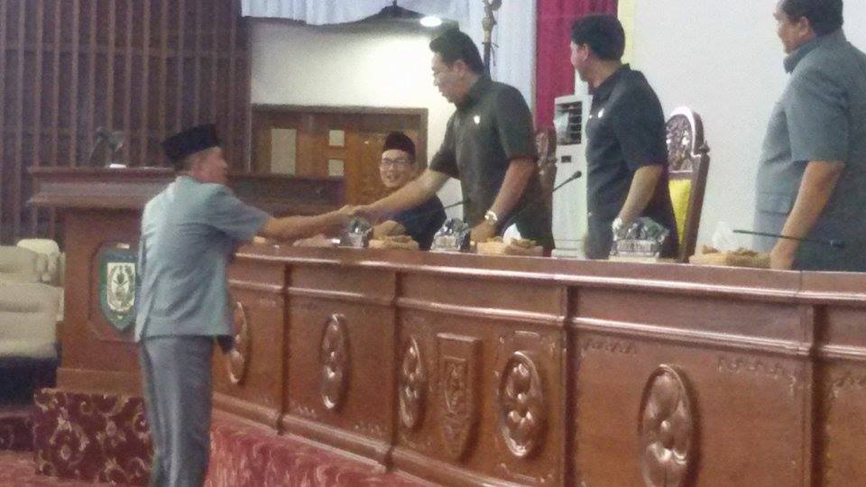 Menyerahkan hasil pembahasan komisi ke pimpinan paripurna