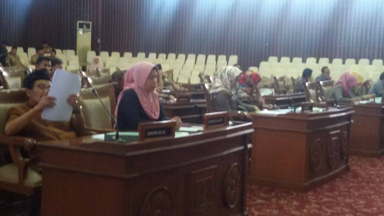 Anggota dewan khidmat mengikuti paripurna
