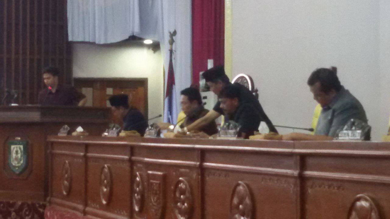 Batara Yuda menyampaikan hasil pembahasan komisi II atas perubahan RPJMD