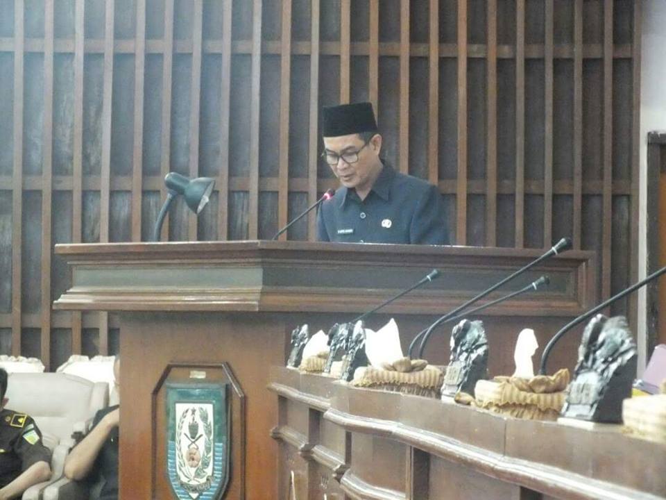 Plt Sekda Gotri Suyanto mewakili Gubernur Bengkulu dirapat paripurna