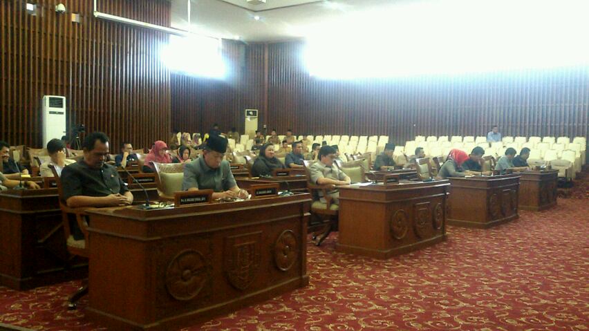 Anggota DPRD Provinsi Bengkulu mengikuti rapat paripurna, Senin (24/7/2017)