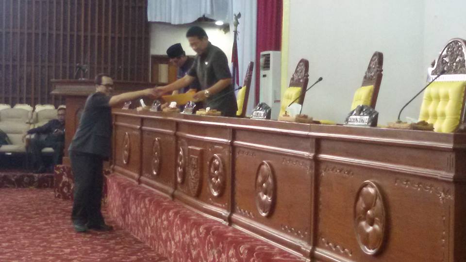 Perwakilan fraksi menyerahkan hasil pandangan umum fraksi kepada pimpinan rapat paripurna DPRD Provinsi Bengkulu