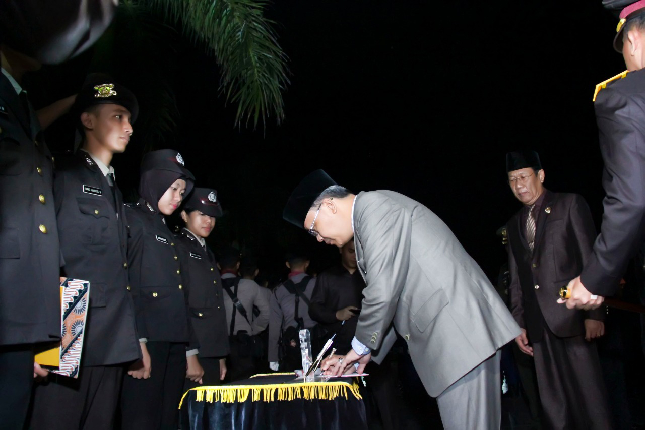  Plt. Gubenrur Hadiri Apel Kehormatan & Renungan Suci Peringatan HUT RI Ke-72, di Taman Makam Pahlawan Balai Buntar.jpg