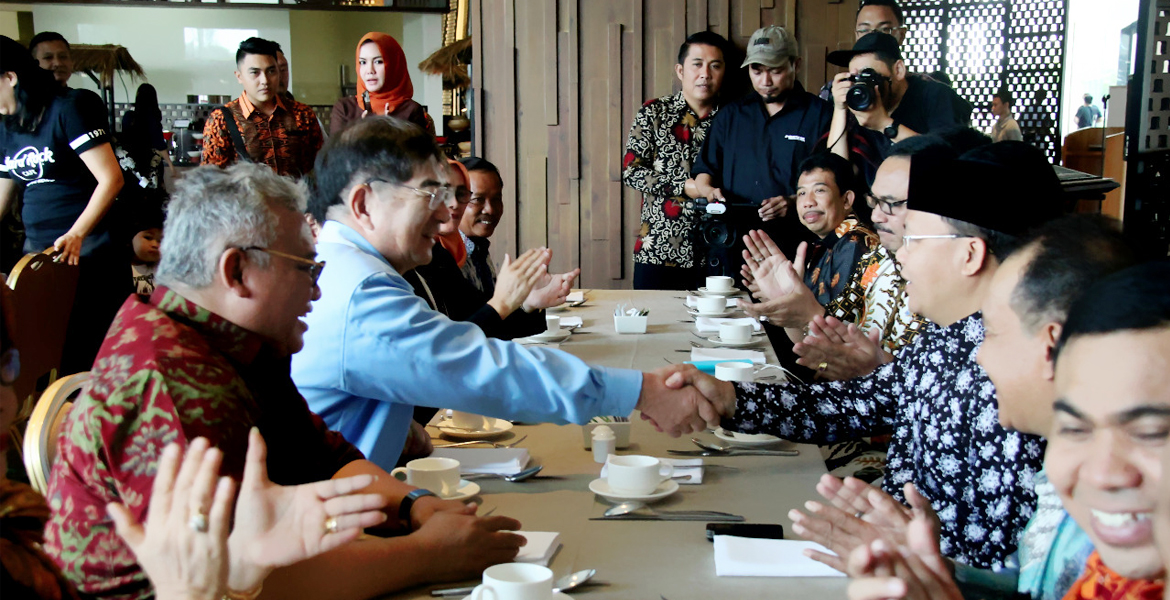 CEO IM Japan Mr. Kyoei Yanagisawa menyalami Plt Gubernur Bengkulu, sebagai tanda Mr. Yanagisawa setuju dengan penyampaian Plt Gubernur Bengkulu.
