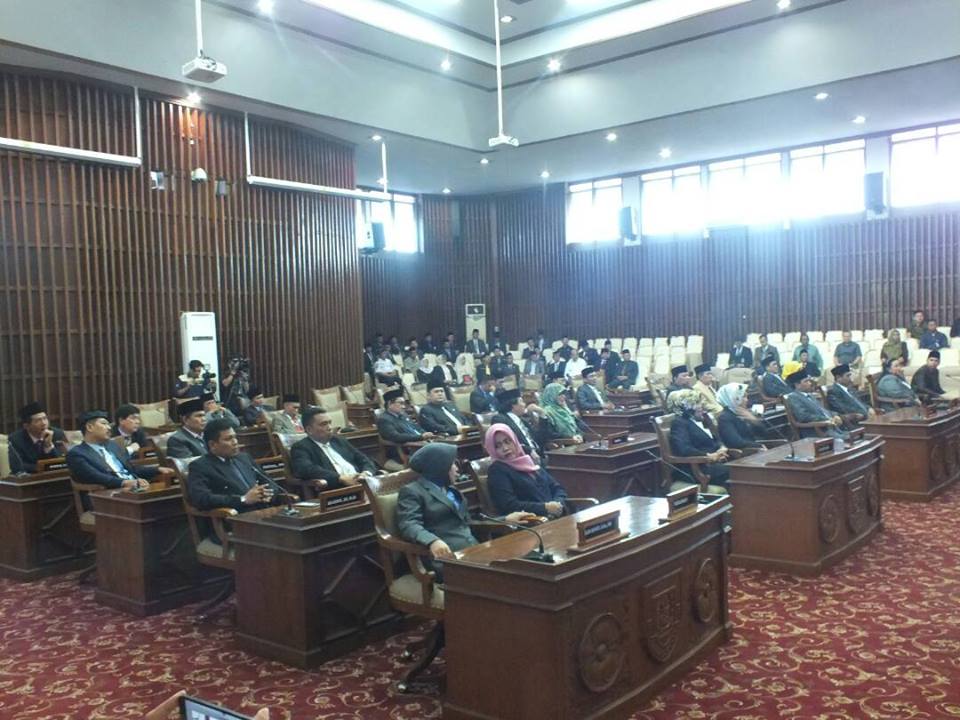 Anggota DPRD Provinsi mengikuti jalannya sidang paripurna