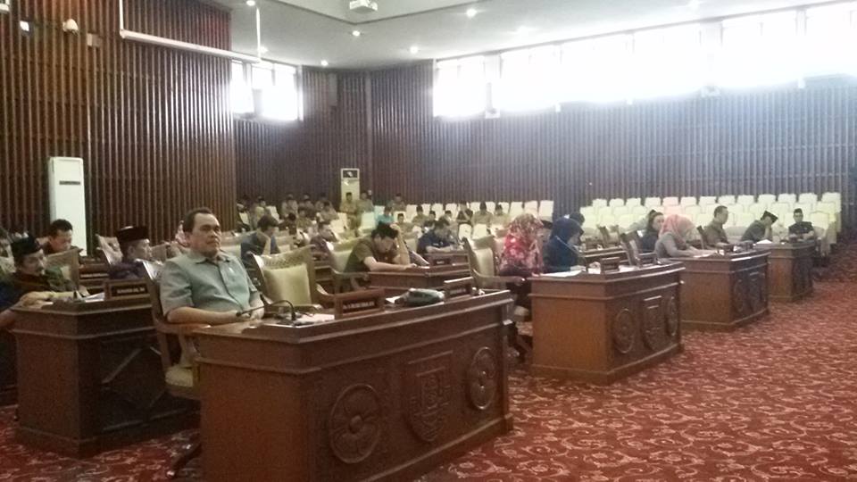 Anggota dewan Provinsi Bengkulu mengikuti rapat paripurna, Senin (17/7/2017)