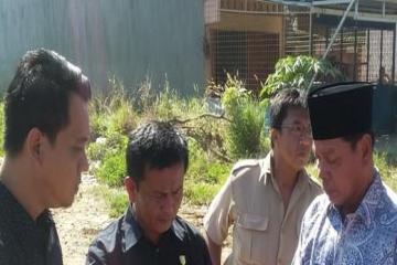 Sekretaris Komisi III, Edi Sunandar berbincang dengan warga dan kontraktor