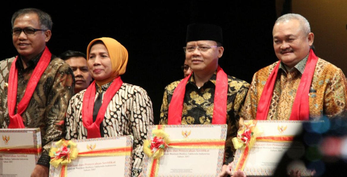 Plt. Gubernur Bengkulu saat Menerima Serfikat Warisan Budaya tak benda tahun 2017