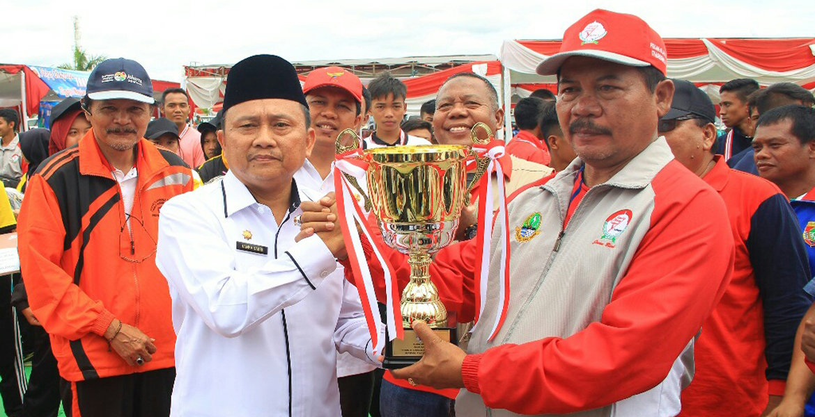 Plt Asisten I bidang Pemerintahan dan Kesra memberikan Piala Juara Umum kepada Provinsi Jawa Barat