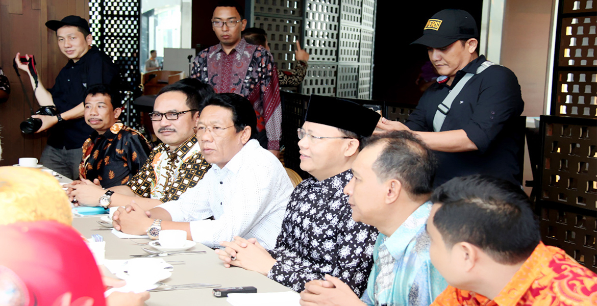 Plt Gubernur Bengkulu bersama ketua DPRD Provinsi Bengkulu, didampingi Kadisnakertrans dan Kepala Badan Penghubung Prov. Bengkulu bertemu CEO IM Japan Mr. Kyoei Yanagisawa.