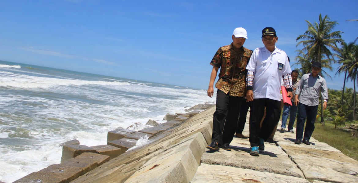 Plt Gubernur Rohidin Mersyah saat mengecek Proyek Break Water di sepanjang garis pantai Maras Seluma