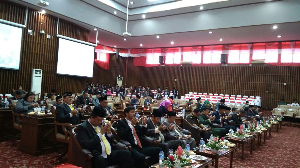 Peserta dan undangan rapat paripurna memanjatkan doa