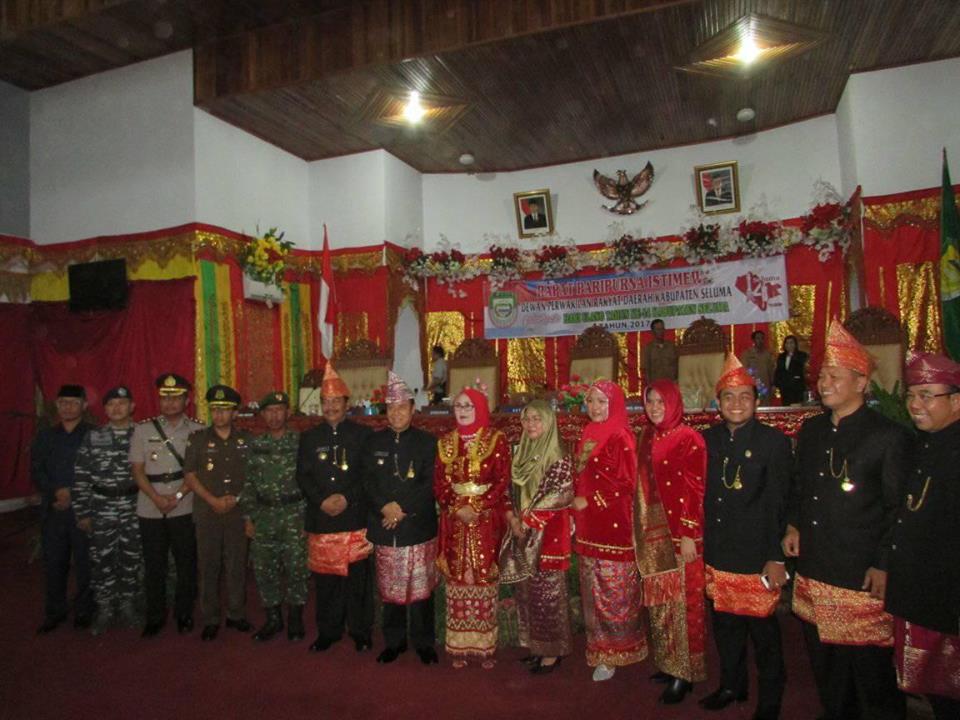 Foto bersama usai paripurna istimewa