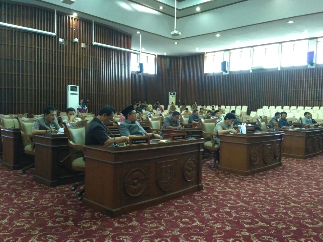 Anggota DPRD Provinsi Bengkulu mengikuti rangkaian rapat paripurna