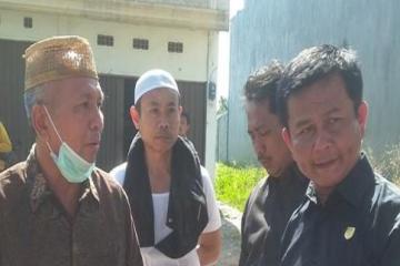 Sekretaris Komisi III, Edi Sunandar berbincang dengan warga dan kontraktor