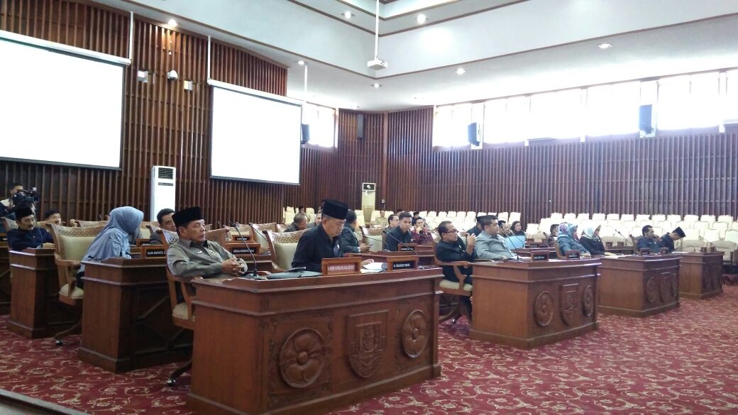 Anggota DPRD Provinsi Bengkulu mengikuti paripurna