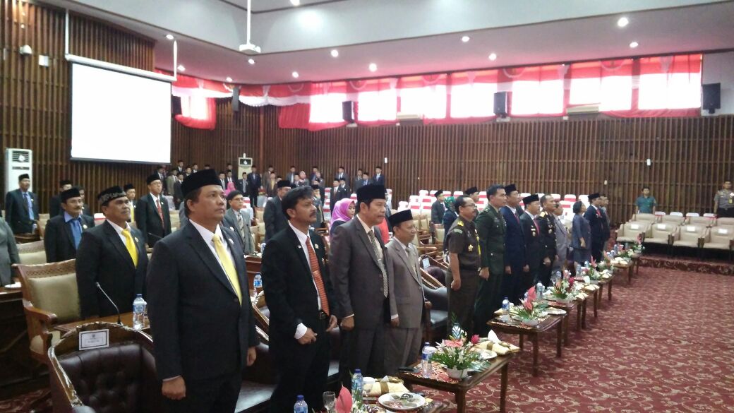 Peserta rapat paripurna istimewa menyanyikan lagu kebangsaan Indonesia Raya