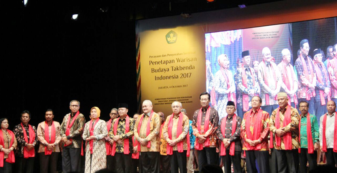 Plt Gubernur Bengkulu Rohidin Mersyah foto bersama usai menerima Sertifikat Warisan Tak Benda