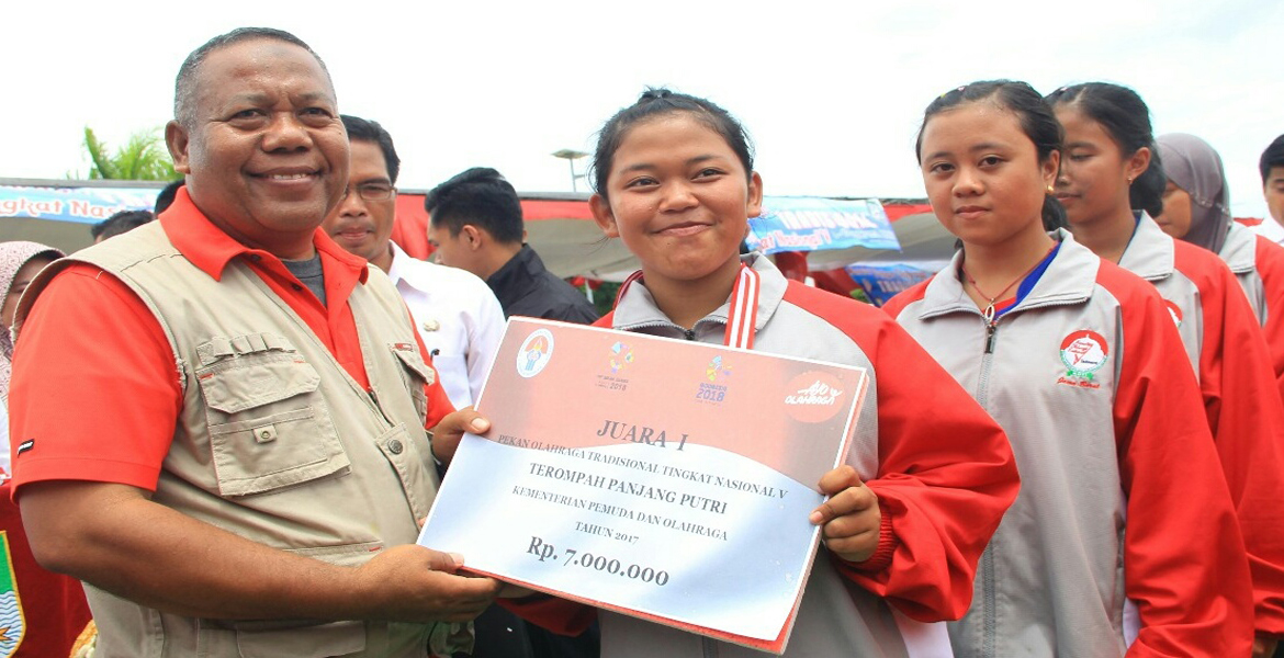 Jawa Barat meraih juara I pada cabor Terompah Panjang