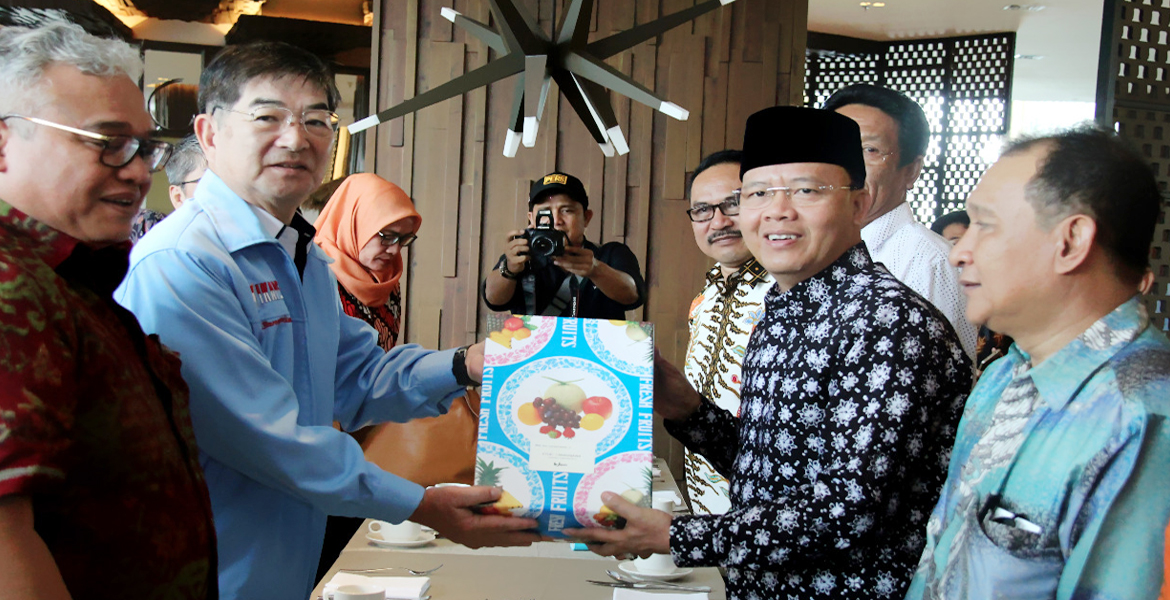 Mr. Kyoei Yanagisawa menyerahkan kenang-kenangan kepala Plt Gubernur Bengkulu.