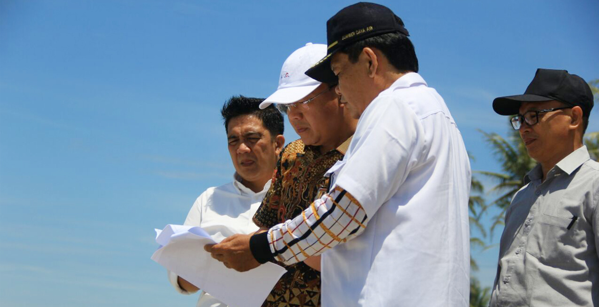 Plt Gubernur Rohidin Mersyah saat mengecek Proyek Break Water di sepanjang garis pantai Maras Seluma