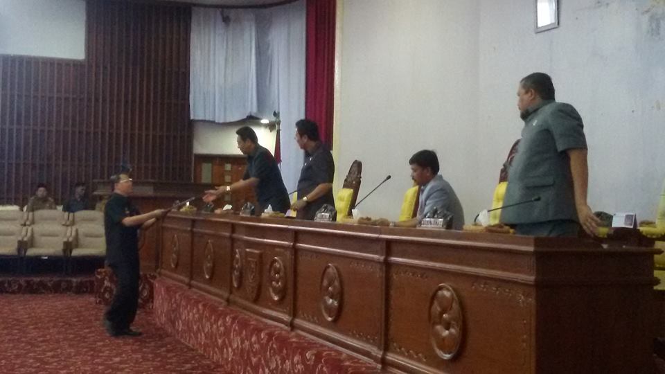 Plt Gubernur Rohidin Mersyah menyerahkan salinan nota penjelasan LPj APBD 2016