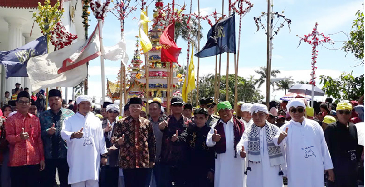 Plt Gubernur foto bersama KKT dan arak-arkan tabut tebuang