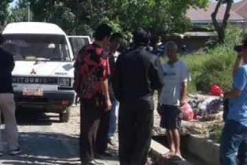 Sekretaris Komisi III, Edi Sunandar berbincang dengan warga dan kontraktor