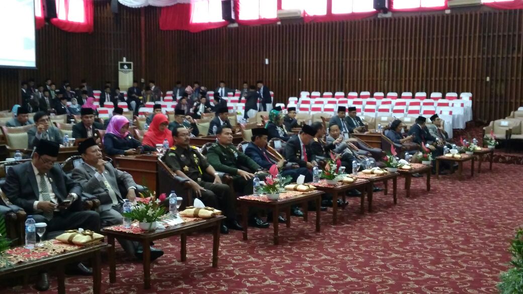 Anggota DPRD Provinsi Bengkulu dan undangan lainnya mengikuti rangkaian rapat paripurna istimewa