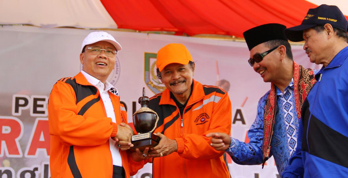 Plt Gubernur Bengkulu menerima Cindera Mata