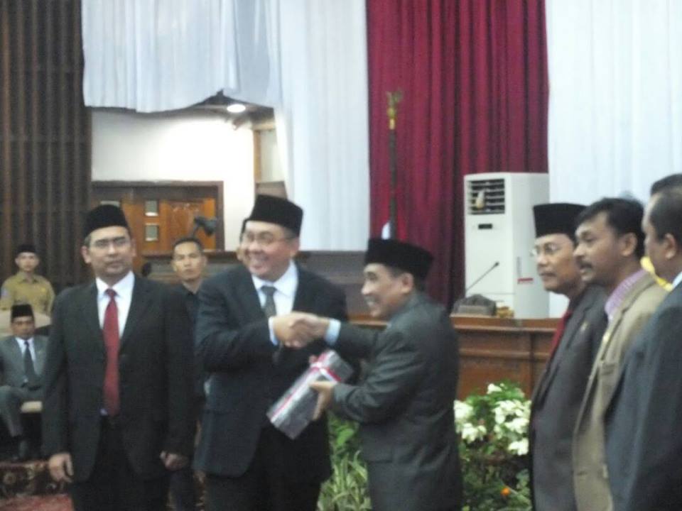 Gubernur berjabat tangan dengan perwakilan BPK RI