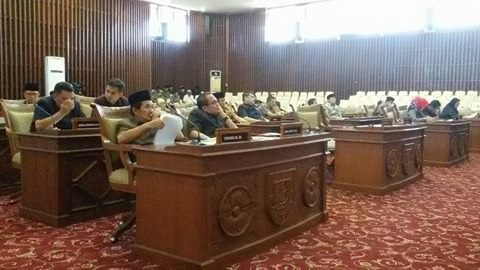 Anggota DPRD Provinsi mengikuti rapat paripurna