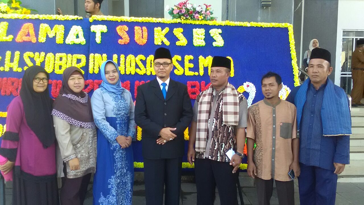 Foto bersama Direktur PDAM Sjobirin dengan para tamu undangan.