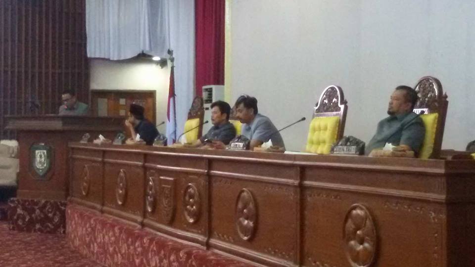 Perwakilan komisi menyampaikan hasil pembahasan kepada peserta rapat paripurna