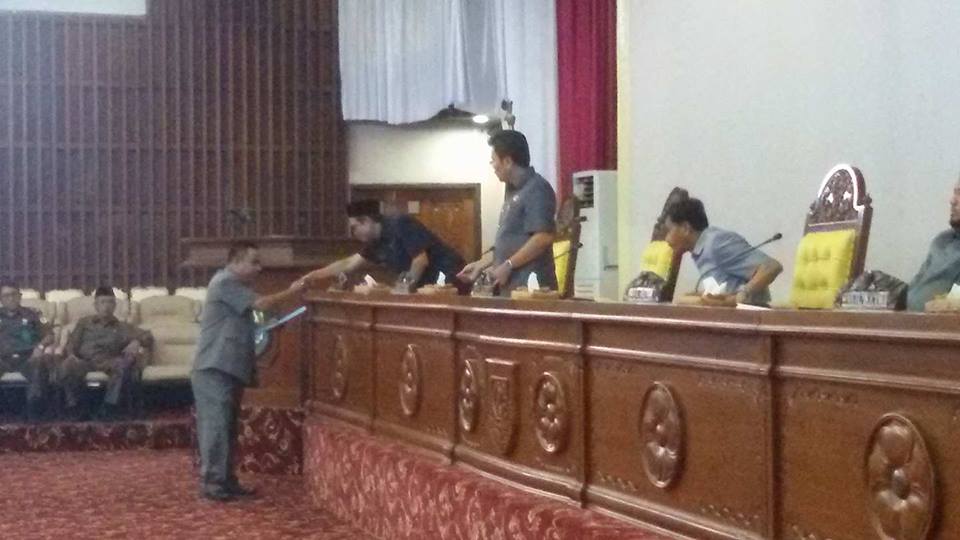 Perwakilan komisi menyerahkan hasil pembahasan kepada pimpinan rapat paripurna