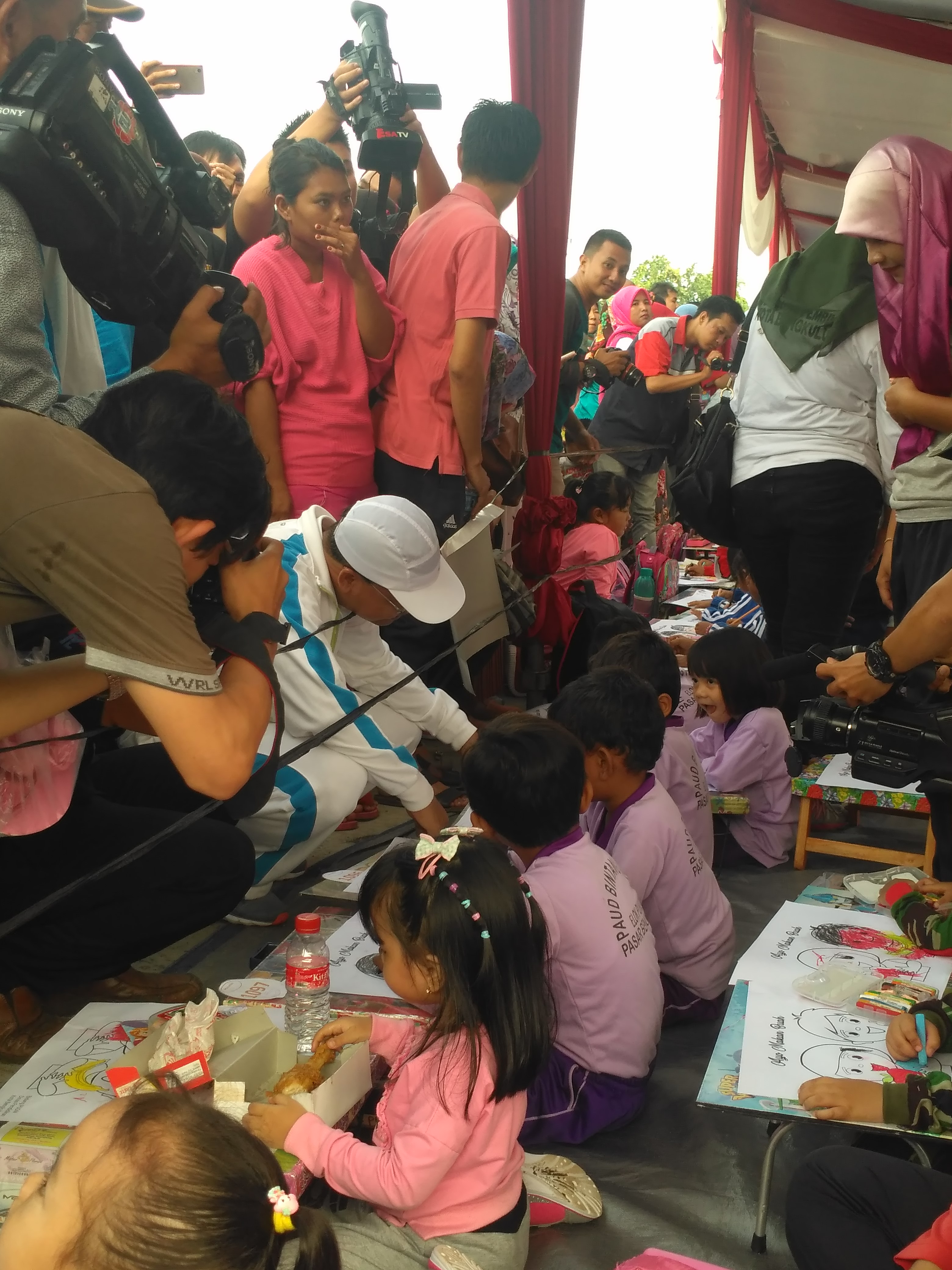 Plt Gubernur Rohidin Mersyah saat mengunjungi Stand Gerakan Masyarakat Hidup Sehat 