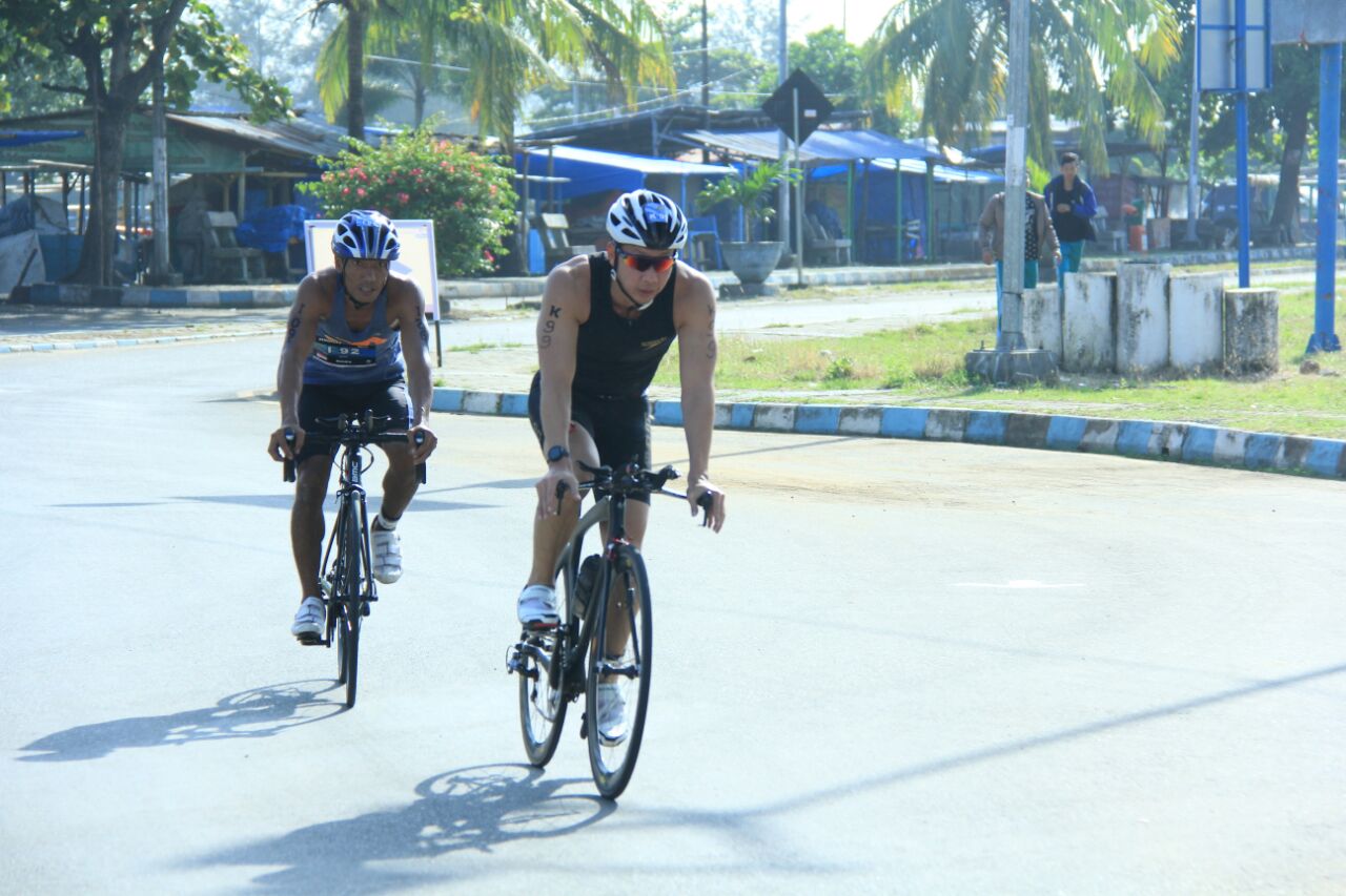 Mantan Atlet Renang Nasional Richard Sambera turut menjadi Peserta Triathlon 2017.
