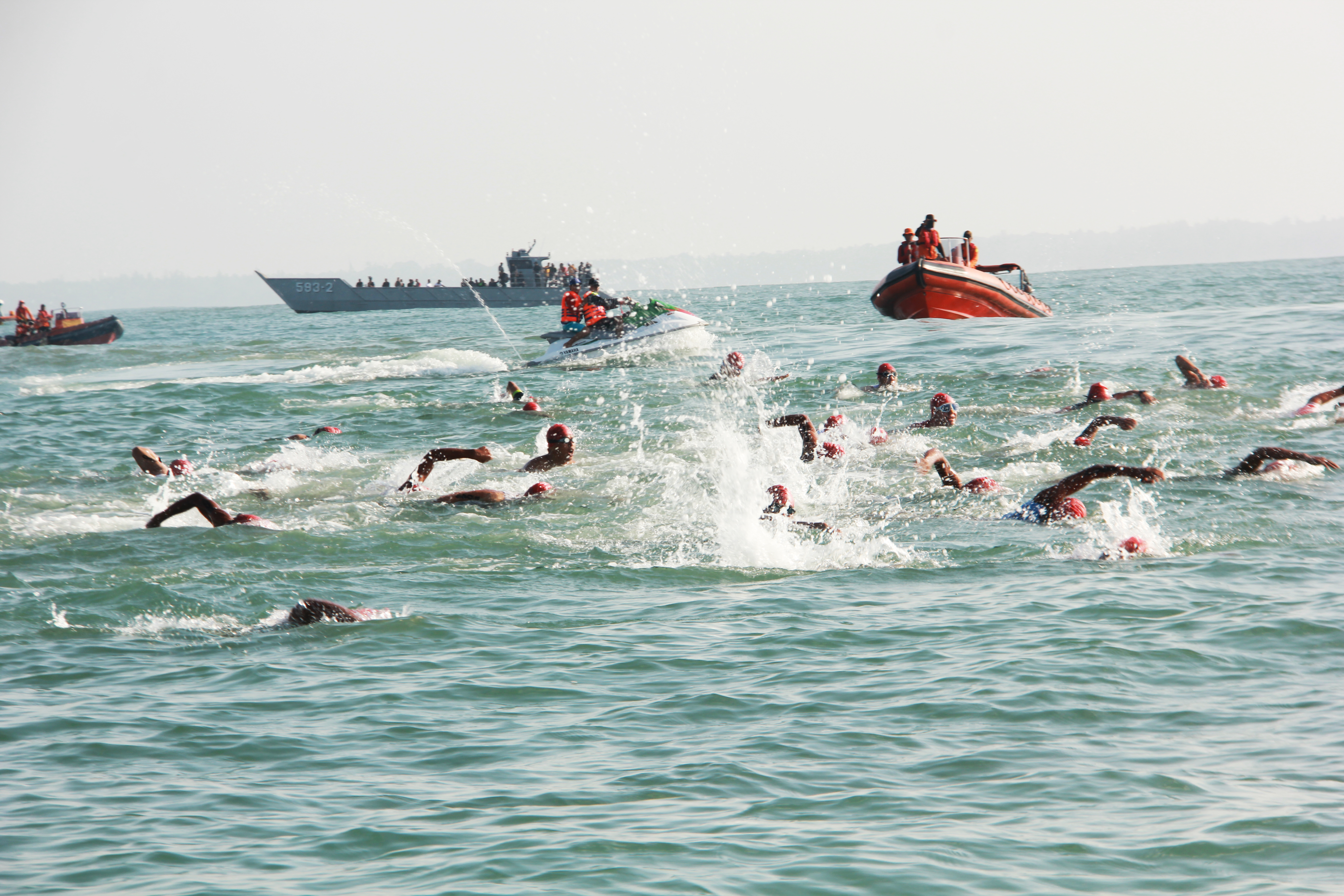 Peserta Bengkulu Triathlon berenang sesaat setelah dilepas di KRI Banda Aceh.
