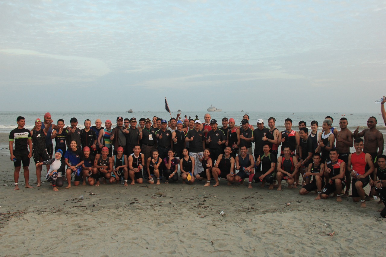 Plt. Gubernur Bengkulu Rohidin Mersyah foto bersama dengan beberapa peserta Bengkulu Triathlon.