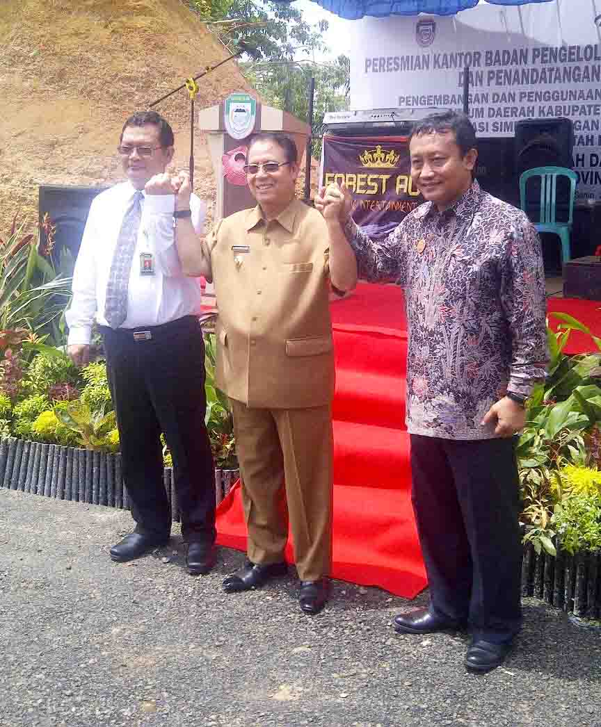 Bupati Seluma Bundra jaya, Direktur Utama BPD Agus Salim Kepala BPKP Provinsi Bengkulu Bram Brahmana, menyempatkan diri untuk berfoto 