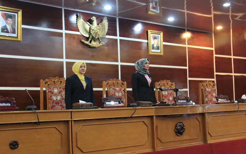 Ketua DPRD Kota Bengkulu Erna Sari Dewi, Wakil Walikota Patriana Sosialinda tampak berkhidmat menyanyikan lagu Indonesia Raya