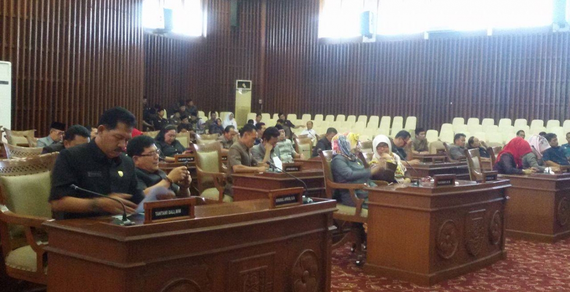 Para anggota dewan khidmat mengikuti rapat paripurna
