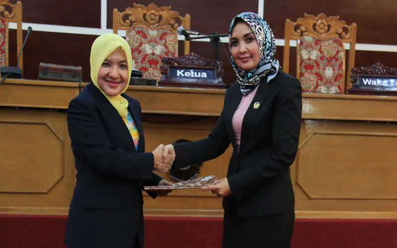 Wakil Walikota Patriana Sosialinda dan Ketua DPRD Kota Bengkulu Erna Sari Dewi melakukan serah terima catatan strategis terhadap Laporan Keterangan Pertanggung jawaban Pemerintah Kota Tahun 2016