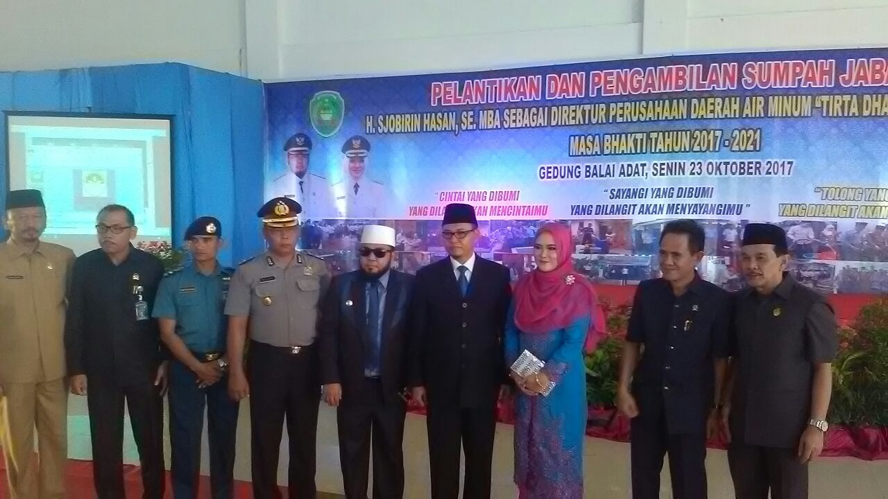Foto bersama Direktur PDAM Sjobirin dan Walikota Bengkulu Helmi Hasan serta tamu undangan lainnya.